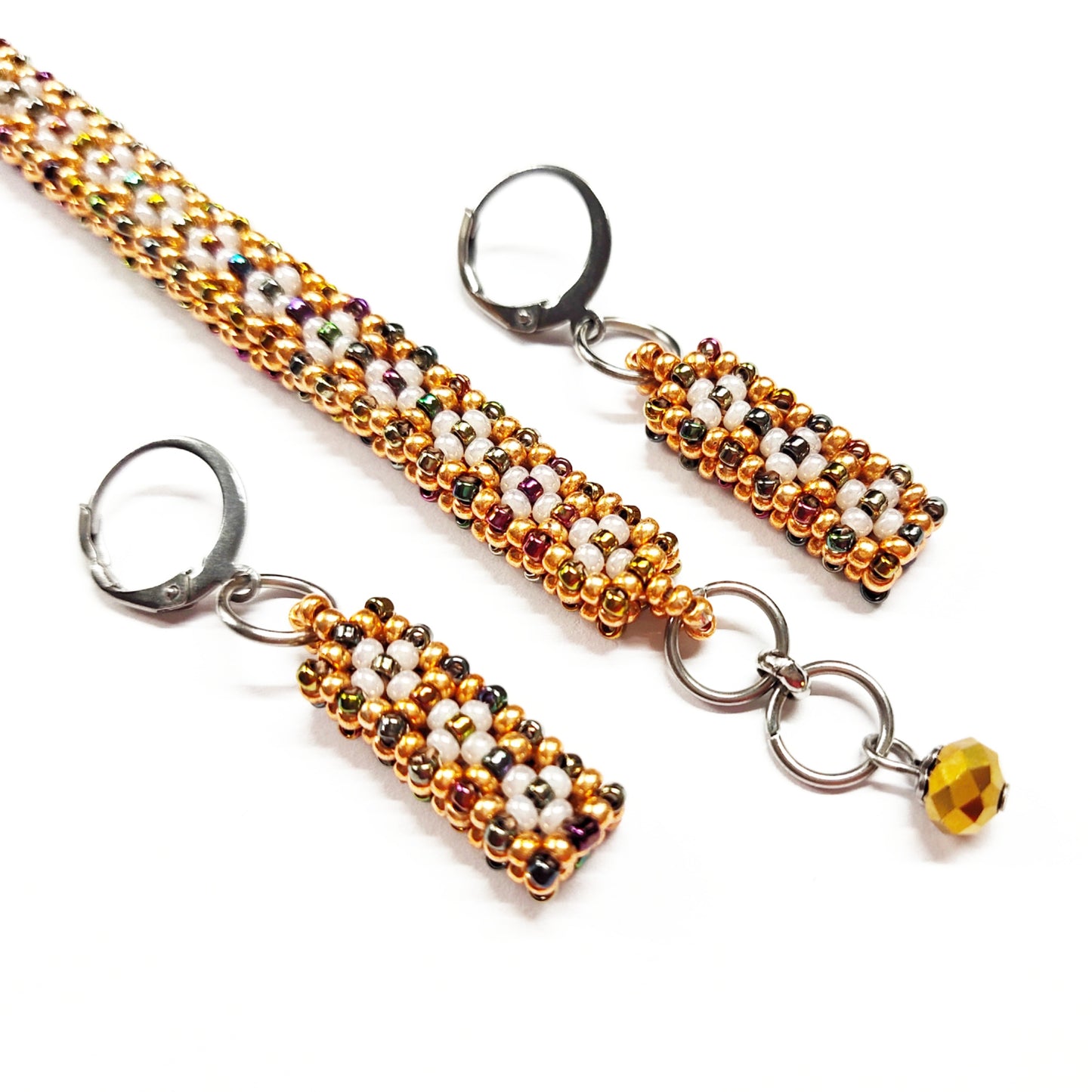 Beaded bracelet and earrings set in golden colour